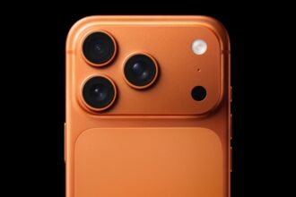 Apple iPhone 17 Pro Max: जब भी iPhone का नया मॉडल लॉन्च होता है, लोगों के बीच एक खास उत्साह देखने को मिलता है। हर साल Apple अपने नए स्मार्टफोन के साथ ऐसी टेक्नोलॉजी लाता है जो न सिर्फ बाजार में ट्रेंड सेट करती है बल्कि लोगों के स्मार्टफोन इस्तेमाल करने के तरीके को भी बदल देती है।