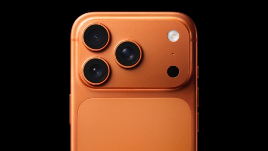 Apple iPhone 17 Pro Max: जब भी iPhone का नया मॉडल लॉन्च होता है, लोगों के बीच एक खास उत्साह देखने को मिलता है। हर साल Apple अपने नए स्मार्टफोन के साथ ऐसी टेक्नोलॉजी लाता है जो न सिर्फ बाजार में ट्रेंड सेट करती है बल्कि लोगों के स्मार्टफोन इस्तेमाल करने के तरीके को भी बदल देती है।