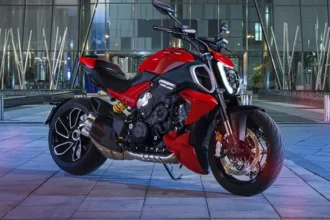 Ducati Diavel V4: दमदार फीचर्स और 29 लाख की कीमत के साथ क्रूज़र बाइक