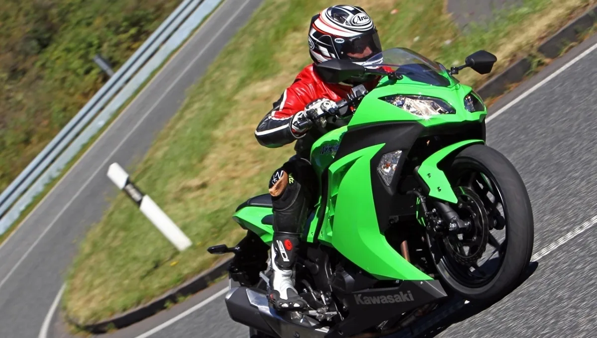 Kawasaki Ninja 300 2025: पावर, स्टाइल और परफॉर्मेंस का रोमांचक संगम