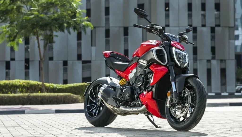 Ducati Diavel V4: दमदार फीचर्स और 29 लाख की कीमत के साथ क्रूज़र बाइक