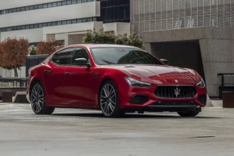 Maserati Ghibli: लग्ज़री 5-सीटर सेडान, पावरफुल इंजन और शानदार सेफ्टी फीचर्स