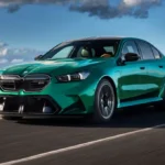 BMW M5: प्रीमियम स्पोर्टी सेडान जो देती है स्टाइल, परफॉर्मेंस और आराम