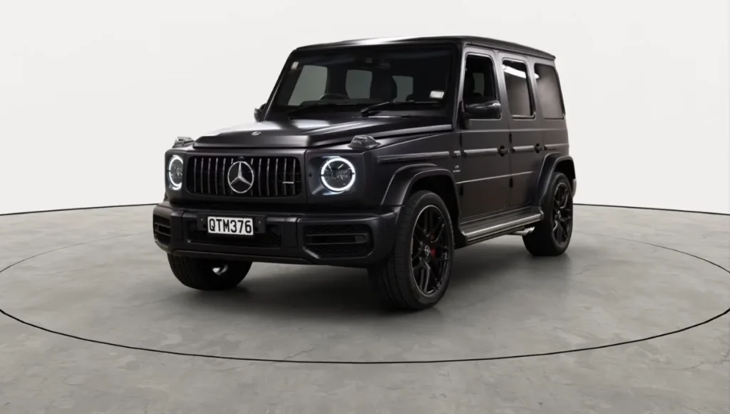 Mercedes-Benz G-Class: SUV का नाम सुनते ही दिमाग में शान और ताकत का एहसास आता है। इसकी बॉक्सी और मजबूत बॉडी डिज़ाइन इसे भीड़ में अलग ही पहचान देती है।